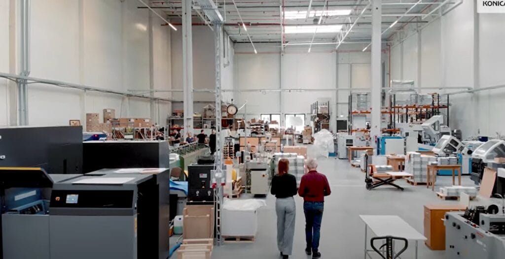wnętrze hali produkcyjnej drukarni KRM